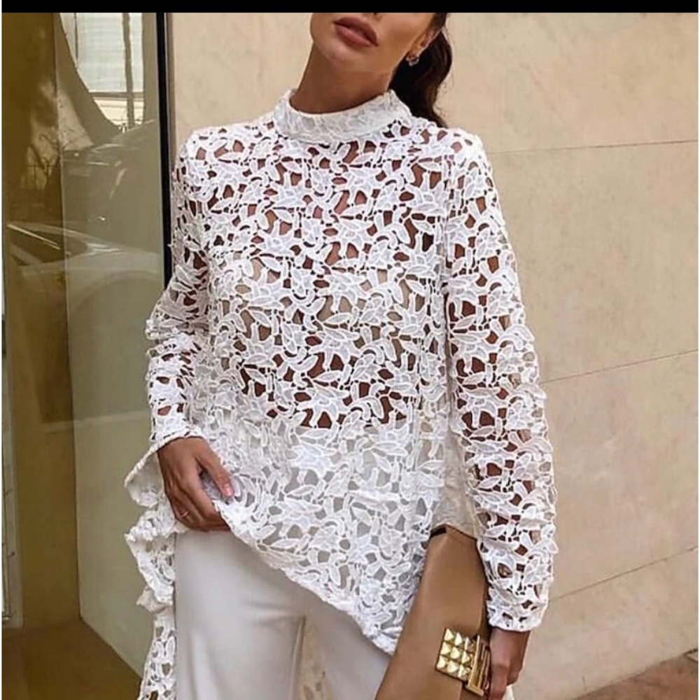 High low lace top. Laying flat armpit to armpit is 20 inches.